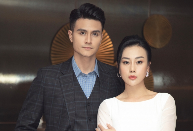 "Nam thần" Vĩnh Thuỵ xuất hiện tình tứ cùng Phương Oanh